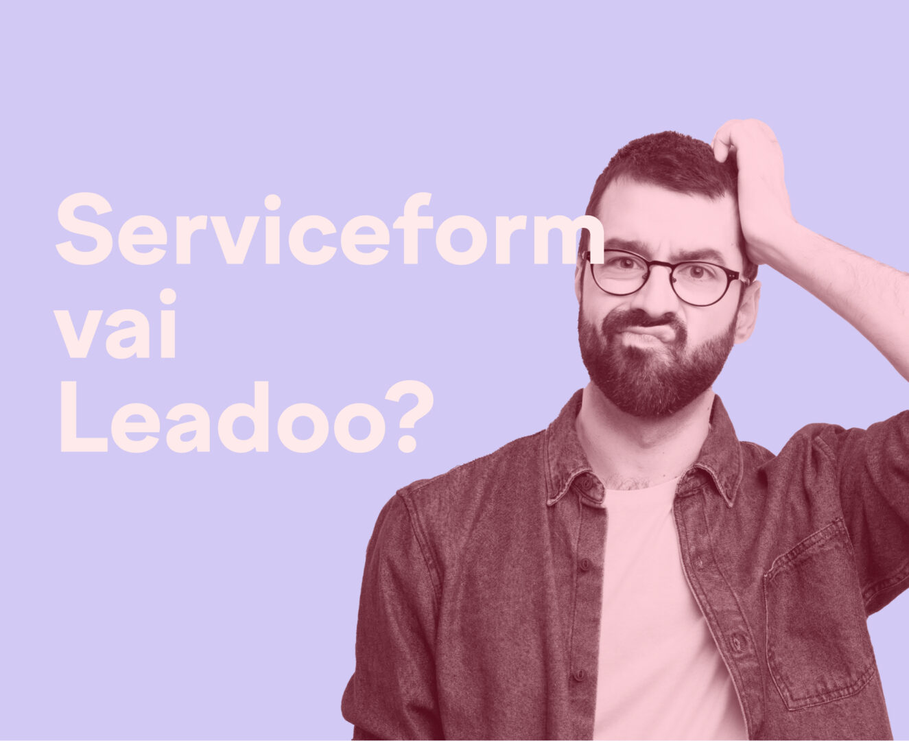 Mies pohtimassa kumpi on parempi, Serviceform vs Leadoo?